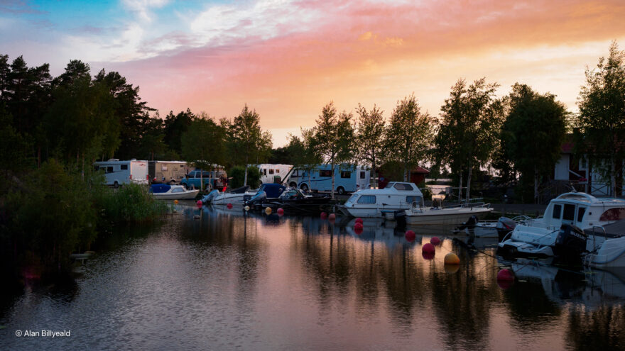 Naven, bobilene smelter inn i naturen.  Vänern, Sverige med bobi