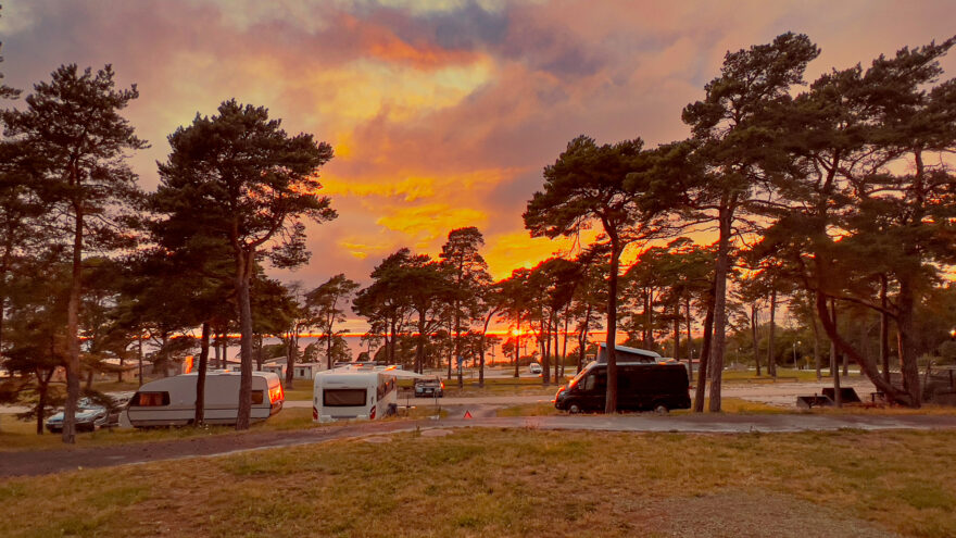 Solen synker i havet ved Snäck Camping